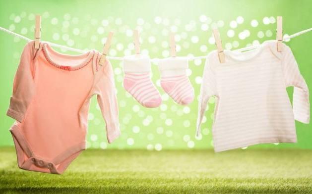 [超级宝妈]“孩子刚出生，婆婆竟然带来这些廉价衣服！”网友奉劝：知足吧