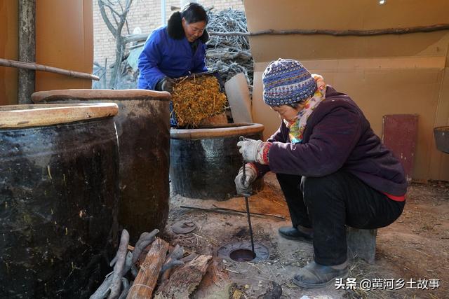 山西大叔做无本生意，用红柿土法烧美酒，足不出户1个月赚5万