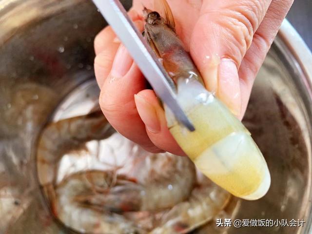 海虾怎么处理？告诉你海边人的方法，处理干净，虾黄完整味道鲜