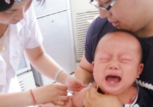 超级宝妈▲幼儿园采血现场火了，萌娃哭成一片太搞笑！网友：像我小时候
