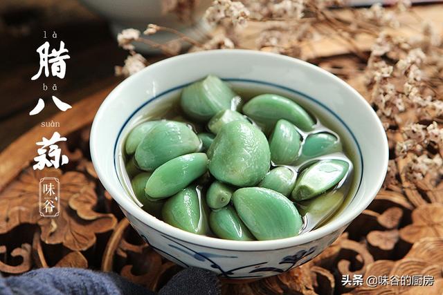 腌腊八蒜，只加醋是不够的，多加“两样”，2天就变绿，又脆又香