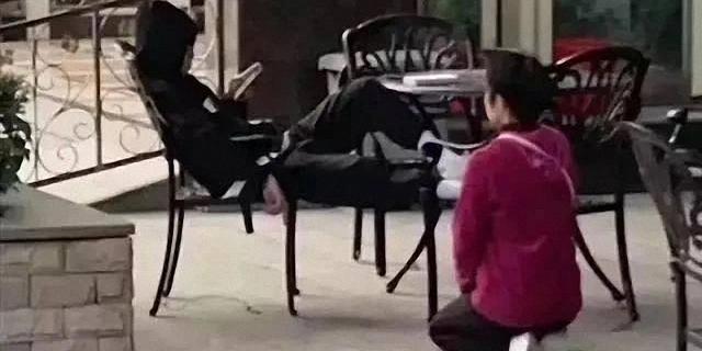 你的育儿经|母亲长跪1个小时求孩子去上学：别让你的溺爱，害了孩子