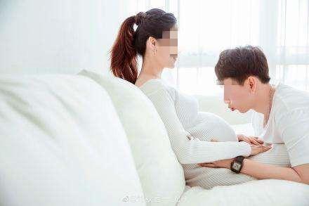 【画说育儿】孕妈朋友圈秀“孕妇照”，穿得太少引议论，婆婆：不知检点
