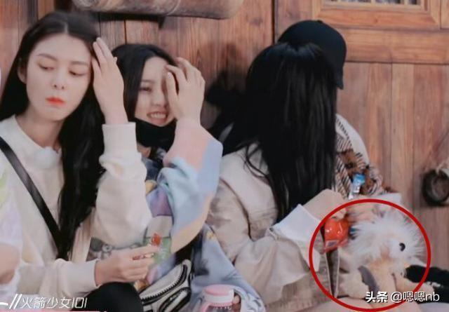 喵酱|《横冲直撞的20岁》别人都在吃零食，有谁注意吴宣仪在干嘛？