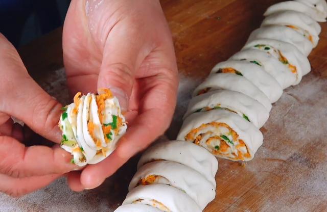 教你花卷新做法，不用提前发面，现做现吃，咸香松软，孩子超爱吃