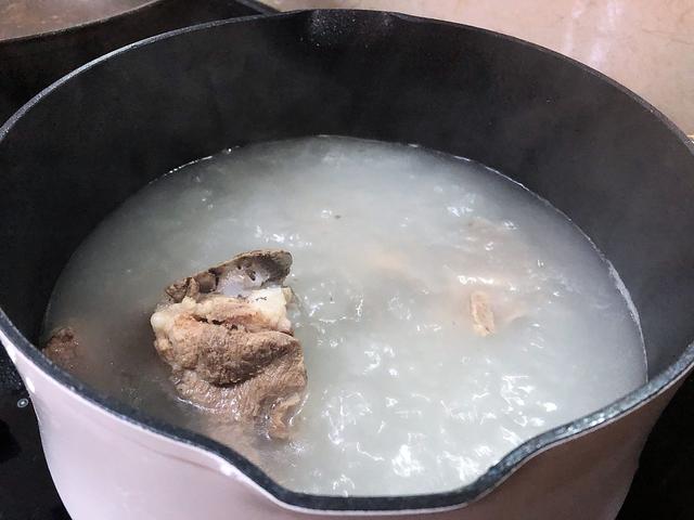 熬大骨汤，记住“2不放2诀窍”，汤汁浓白鲜美，味道香还没腥味