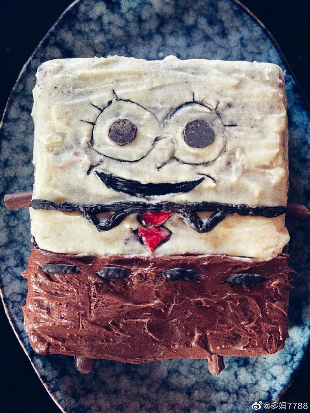 孙莉小儿子迎3岁生日 多多做海绵宝宝蛋糕很用心|东北网