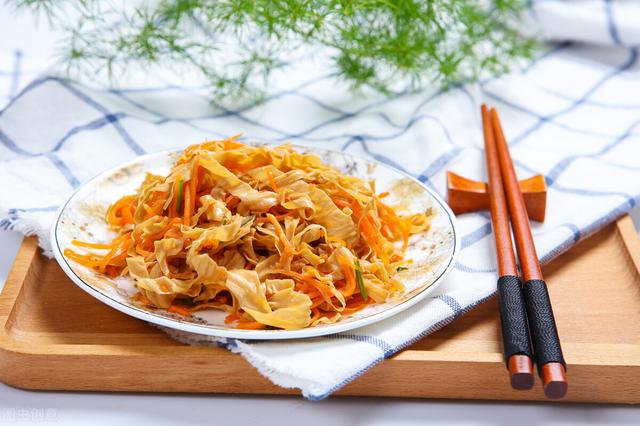 凉拌豆腐丝，年节宴席必备凉菜，蛋白质丰富，鲜香入味，佐酒佳肴
