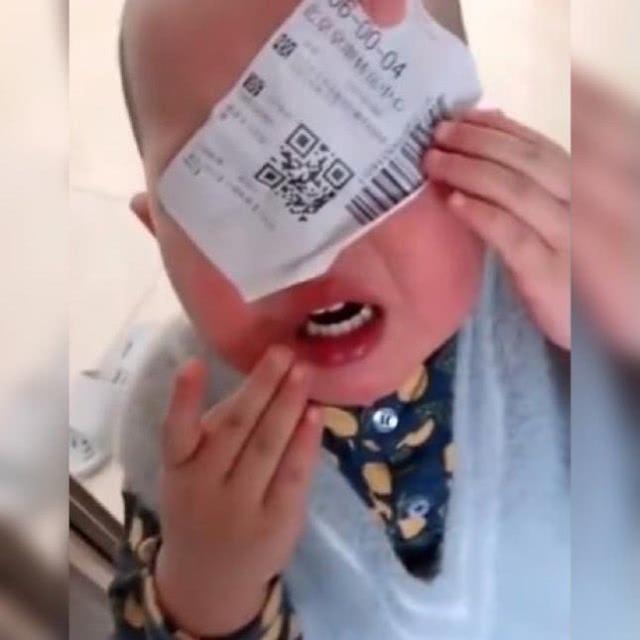 『超级宝妈』笑着哭！萌娃被爸爸整蛊，用快递单粘在脸上，撕下来那一刻肉疼！