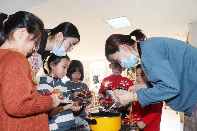 实验幼儿园孩子制作糖葫芦收获成长快乐