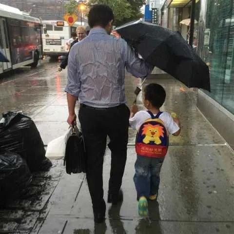 老鹰捉小鸡|满月宝宝患重症，亲友劝放弃，爸爸：“再生一个就不是他了”