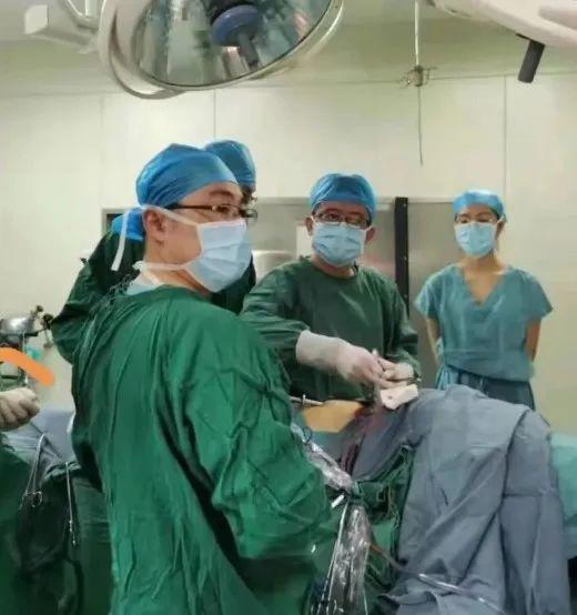 烤肉|怎么吞下去的？男子被20厘米烤肉签穿肺…