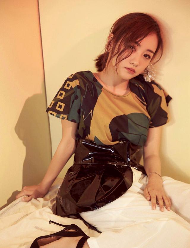 第五大道杨蓉真会穿，一件不对称迷彩上衣搭配阔腿裤时髦大气，抢眼又抢镜