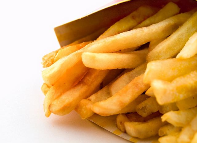 患有脂肪肝、高尿酸的人来说，应该多吃“2黄、少吃3白”