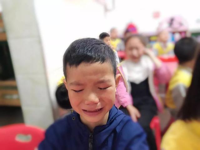 超级宝妈▲幼儿园的真实写照，4种衣物不适合孩子穿去上学，父母需注意