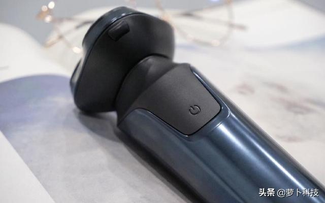 片刻提升型男属性，用飞科FS901剃须刀一刮即净