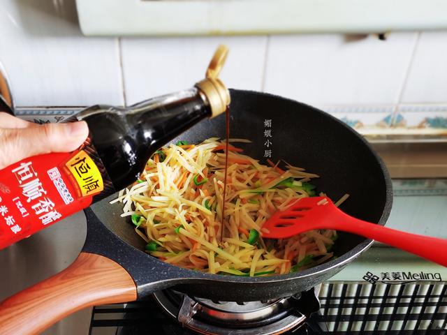 炒土豆丝别直接下锅，先加醋还是后加醋有讲究，土豆丝出锅才脆爽