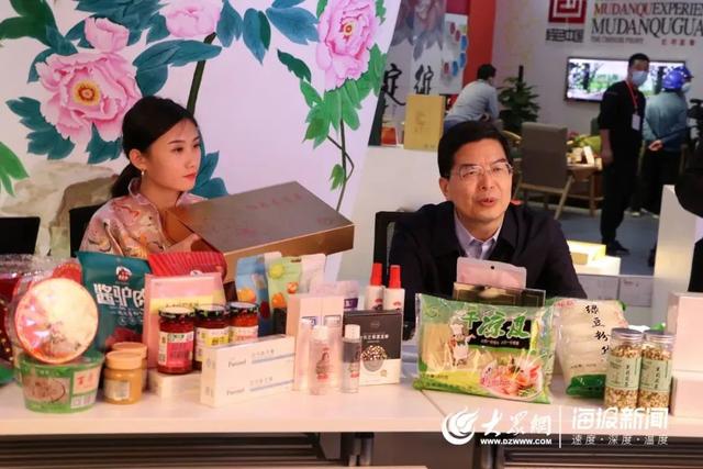 【鲁网】来盆牡丹吗？书记福利价！菏泽市委书记、市长变身“带货主播”