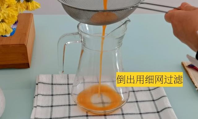 1个苹果和1根胡萝卜放一起，风味真独特，冬天喝上一杯太暖和了