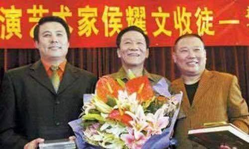 郭德纲拿可乐酸梅汤祭拜恩师，遭人非议，却表示还要送一辈子|fun娱乐