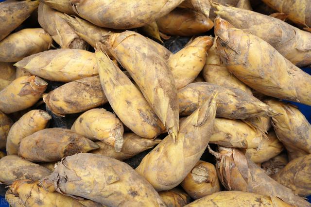 应季的冬笋馅包子，冬笋处理是重点，这样做的包子皮薄馅多还爆汁