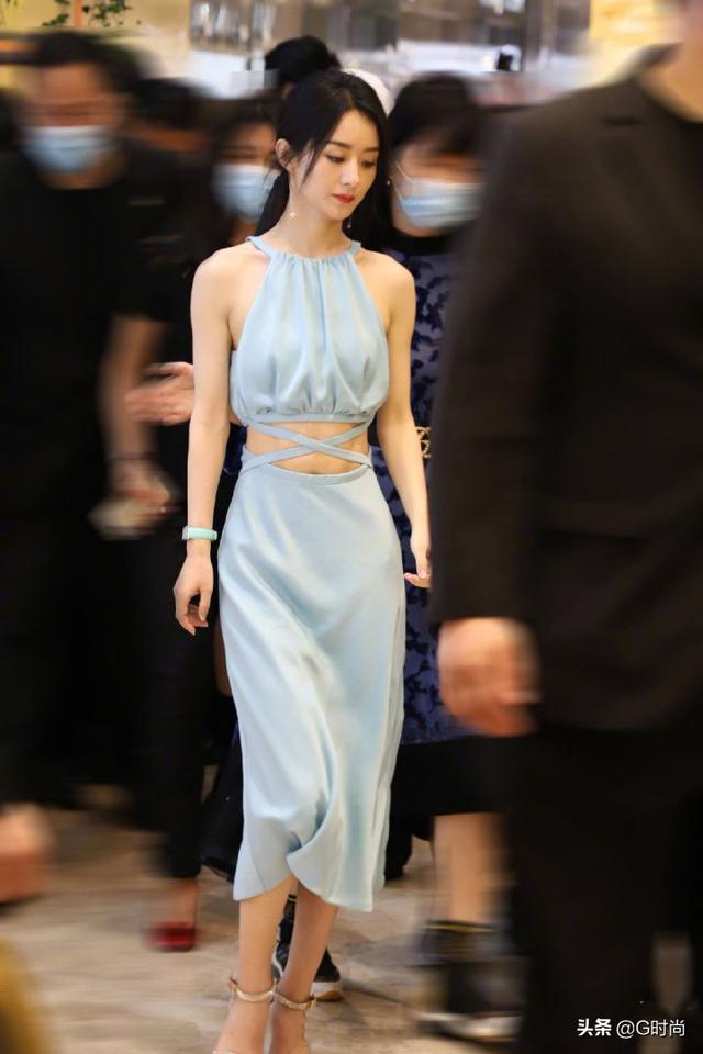 白衬杉格子梦|赵丽颖的腰线太美了,一袭水湖蓝露腰裙,尽显身材线条曼妙