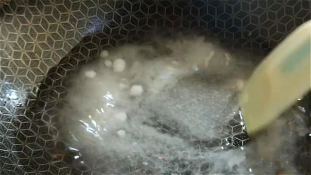 花生米加2个鸡蛋，没想到这么好吃，外酥里脆，当零食下酒都可以