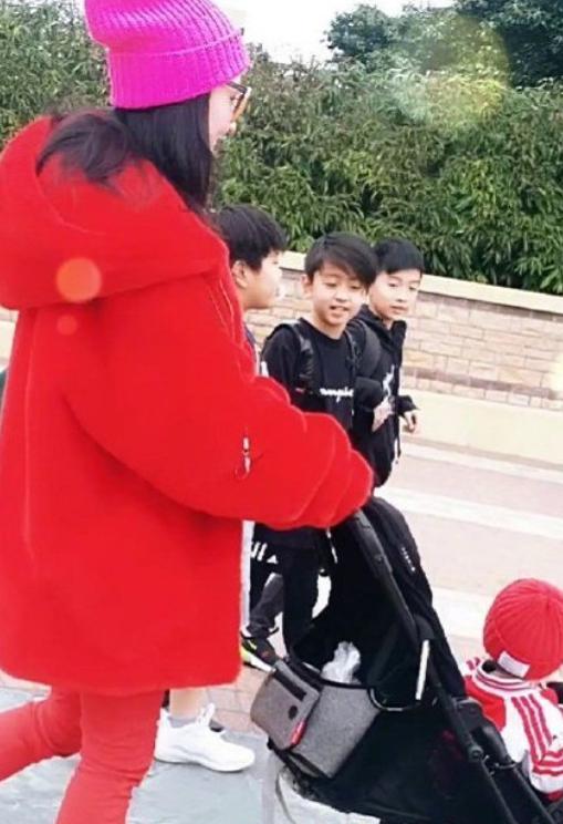 张柏芝首晒全家福，三胎儿子天生黄发，生父疑似外国人电影工厂