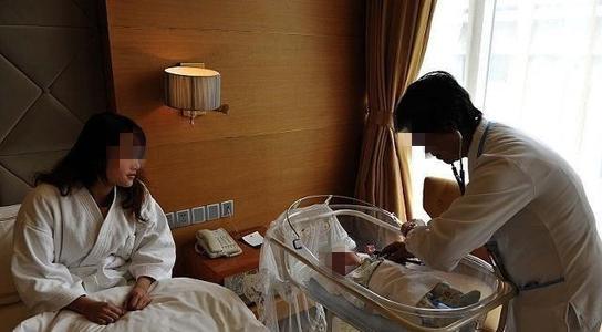 【超级宝妈】新生儿出生时对着妈妈笑，护士反手给了一巴掌，妈妈却连忙道谢