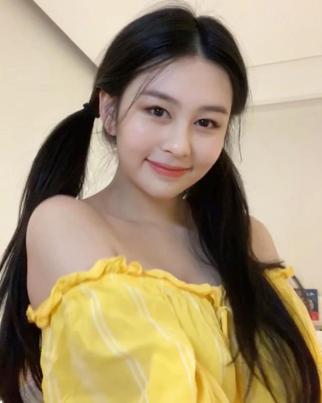 「中国青年网」沈月自拍扎双马尾樱唇诱人清新甜美 秀香肩雪肌少女味十足