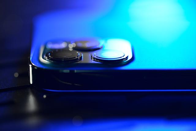 iPhone 12 Pro颜值到底高不高？在微距镜头下看一看