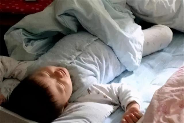 宝宝冬天睡觉爱踢被子，真的就是“热”吗？宝宝：我的苦衷你不懂