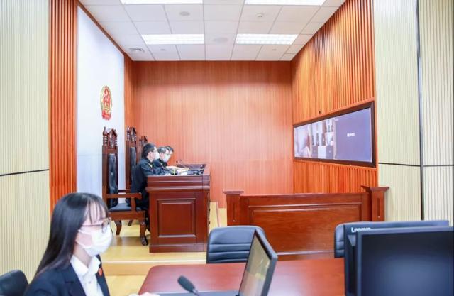 人民法院报▲被告人在医院？5G庭审助力疫情防控！
