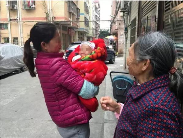 你的育儿经▲同一小区遛娃，50岁妈妈遇上50岁奶奶，“差距”一目了然