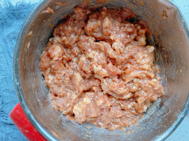 应季的冬笋馅包子，冬笋处理是重点，这样做的包子皮薄馅多还爆汁