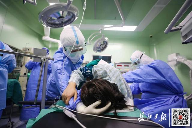 「你的育儿经」感染新冠肺炎的孕妈妈产女23天后，一家三口终于团聚了