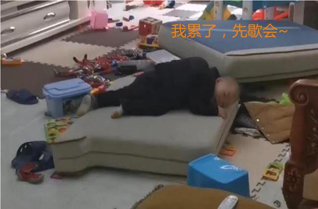 [你的育儿经]双胞胎拆家“佛系奶奶”视而不见，躺在阳台刷手机淡定自如，佩服