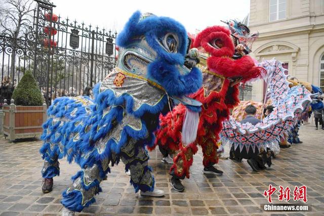 当地时间1月29日,巴黎中心区政府举办新春舞龙舞狮活动,迎接虎年春节