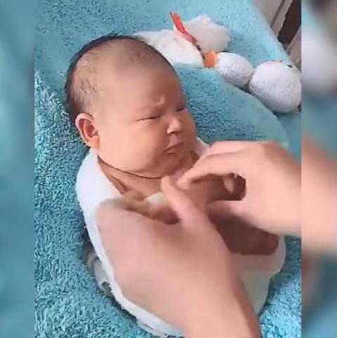 「你的育儿经」宝妈带孩子拍“满月照”，宝宝小表情萌翻网友，大写的生无可恋