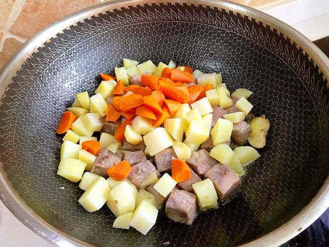 冬天多给孩子吃牛肉，虽然贵点但是营养非常高，炖一锅全家都爱吃