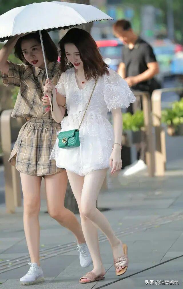 第一次在大街上遇见腿这么白的裙子美女,连旁边的闺蜜都害羞了