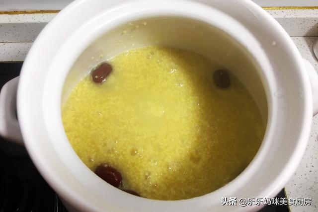 煮南瓜小米粥时，不要直接下锅煮，记住这3点，香甜浓稠出米油