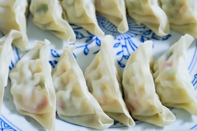 速冻饺子开水下锅，难怪不好吃，牢记4个技巧，饺子不破皮不露馅