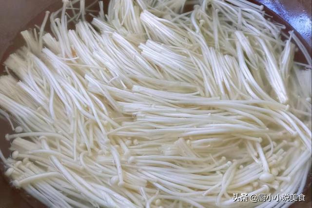 金针菇别再涮锅了！教你一个简单做法，脆嫩爽滑，我家一周吃5次