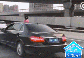 「你的育儿经」曝光！居然有人抱着小孩开车！