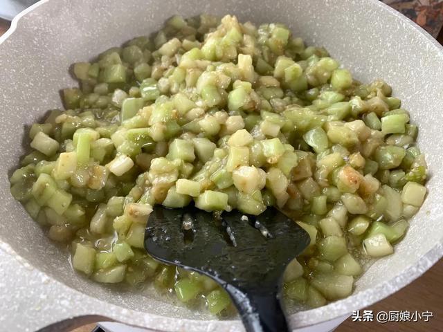 不管蒸包子还是馒头，和面时多加1个小，出锅蓬松暄软，还不塌陷