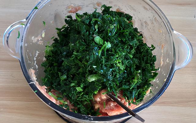 农家人爱吃的野荠菜，拿来做糯米圆子，薄皮大馅，软糯鲜香很抗饿