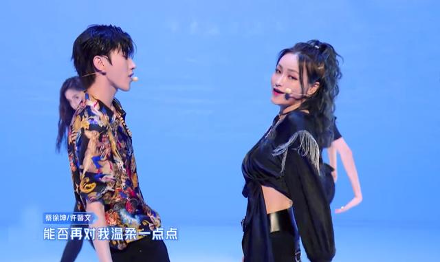 青你2合作舞台Ella感动全场，蔡徐坤汪苏泷圈粉，Jony J像个观众|资讯早知道