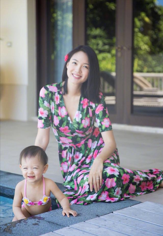 果味仙女|张梓琳身材好就是任性!穿粉色T恤短裤现身,平常打扮也美成焦点