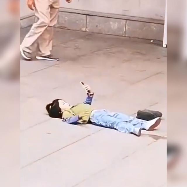 [你的育儿经]亲爸让女儿为自己使出“浑身解数”拍照，网友：让人心疼的熟练